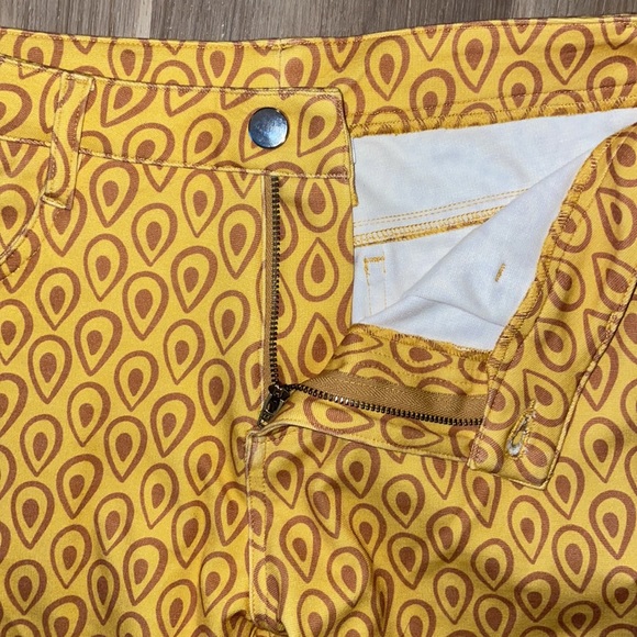 NWOT Men’s golden yellow and tan patterned short shorts, 5 inches, size 30 - Picture 5 of 6